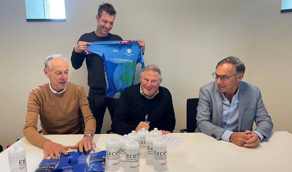 (vlnr) Ploegleider Jan Hamstra, renner Florian Smits, sponsor Bert van den Brink en ploegleider Kees Roks met de nieuwe kleding.