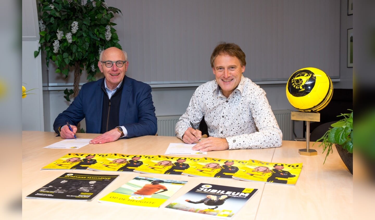 Ferdie van Olst (r) van Reclamestudio van Olst en Lammert Vlieger van VSCO'61 ondertekenen de nieuwe driejarige subsponsorovereenkomst