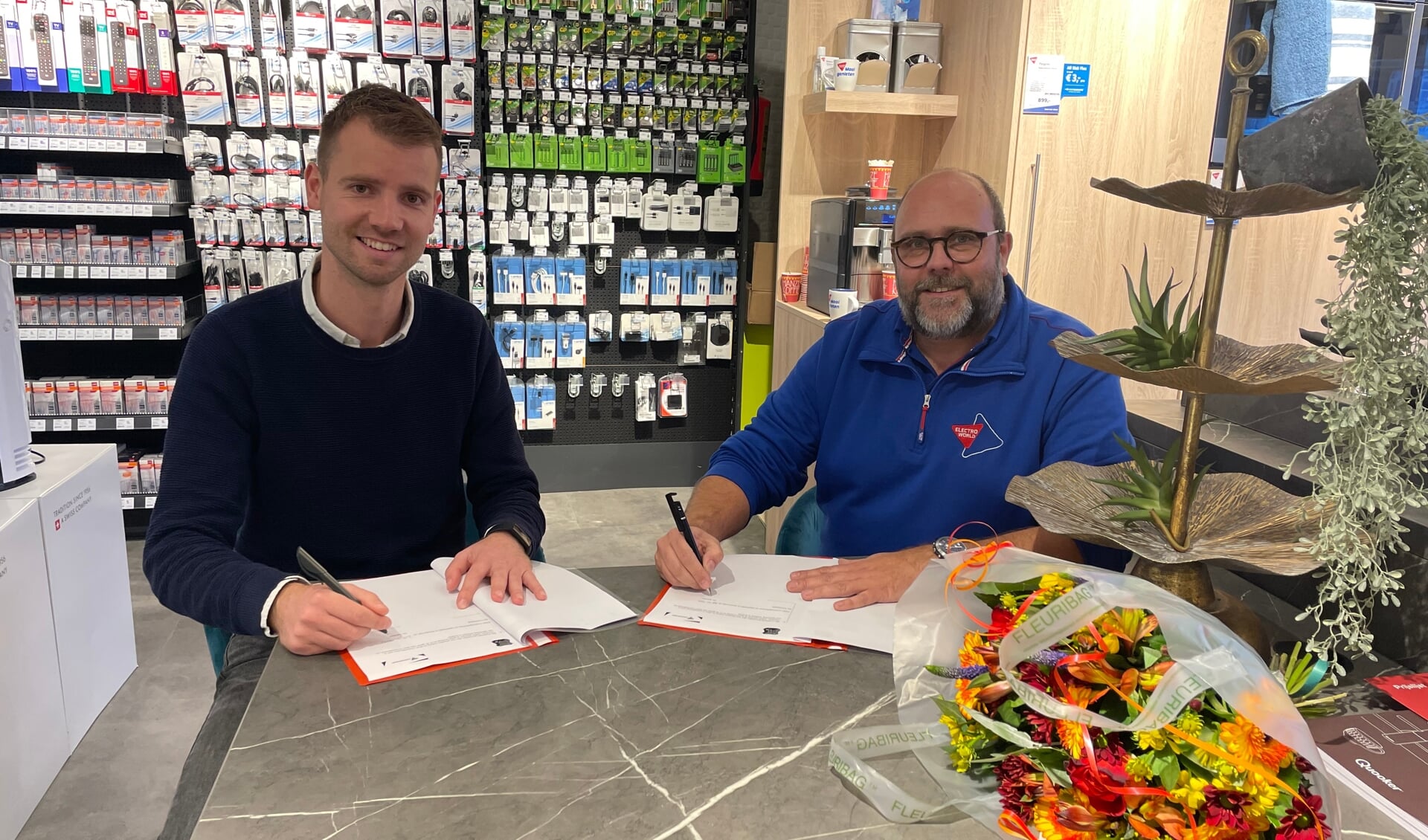 Franchisenemer Martin van de Kolk tekende vrijdag 29 oktober het contract samen met Jesse de Ruigh van de sponsorcommissie. 