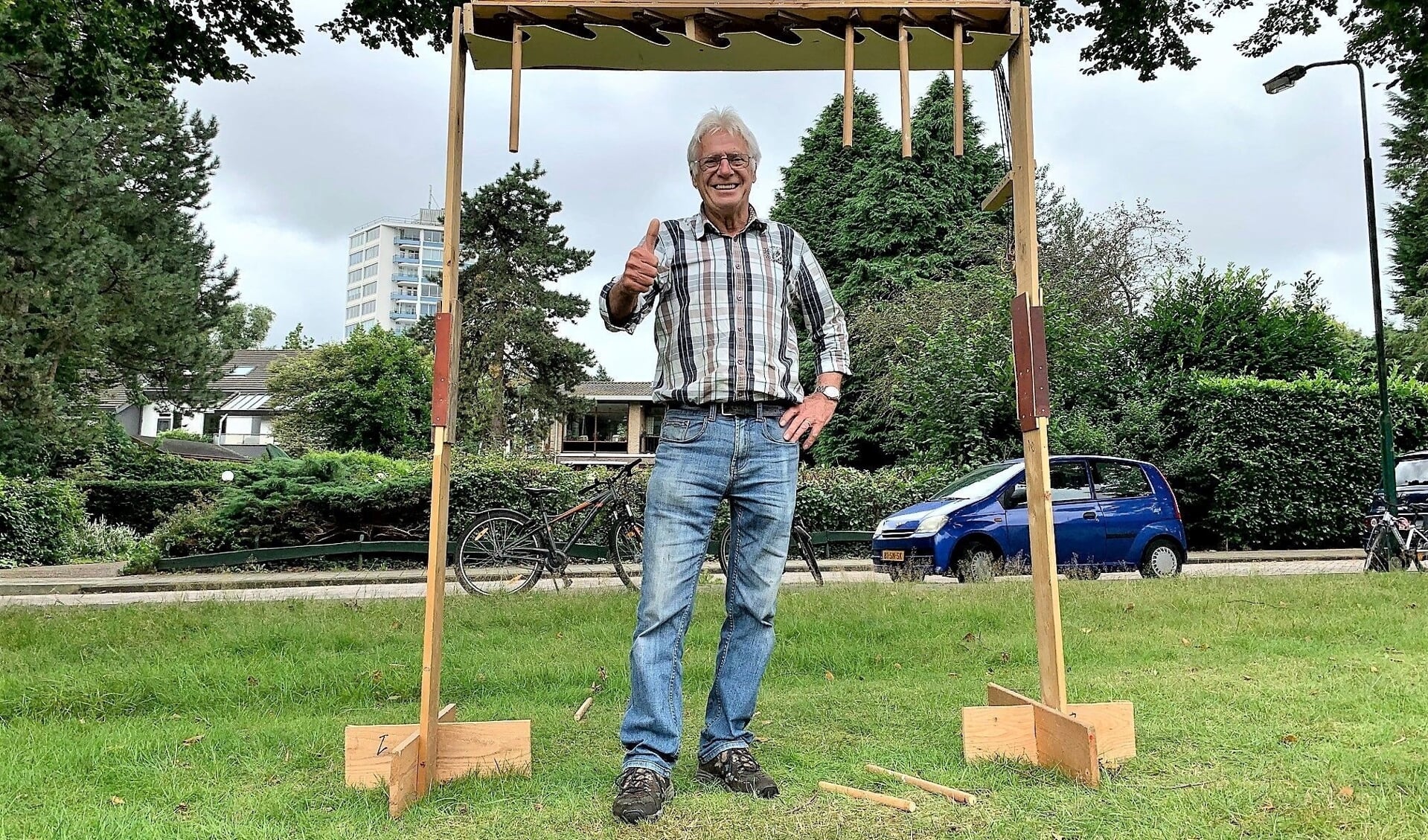 Henk Coppens is een bekende Rhenenaar die allerlei spellen maakt.