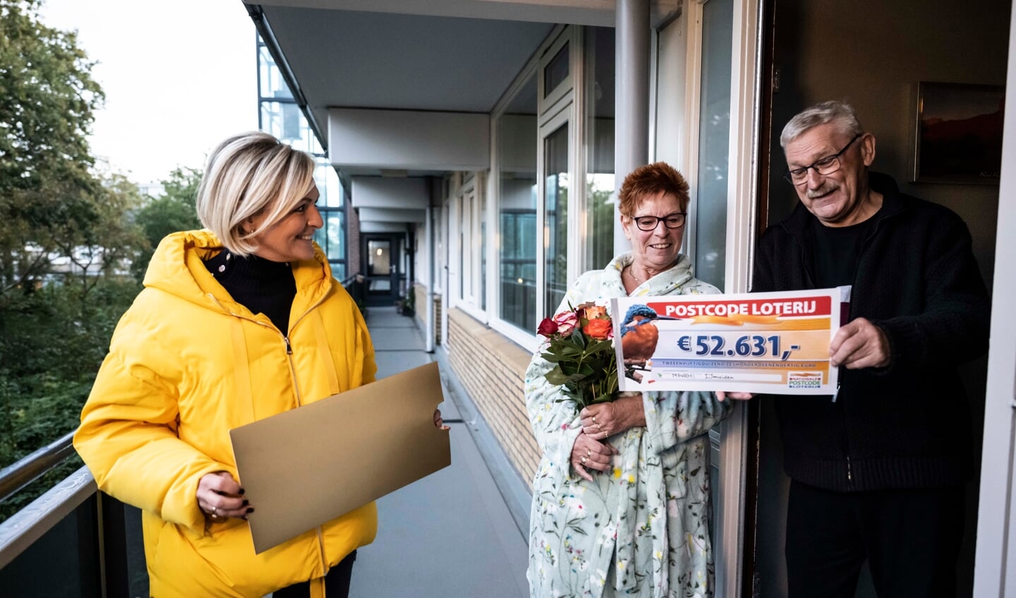 Huib en Marian worden door Postcode Loterij-ambassadeur Caroline Tensen verrast met 52.631 euro.
