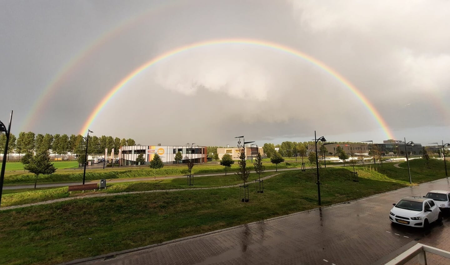 De afgelopen maand waren er meerdere regenbogen te zien in Haarlemmermeer, Lindsay Freije wist er echter twee tegelijk op de foto te zetten. 