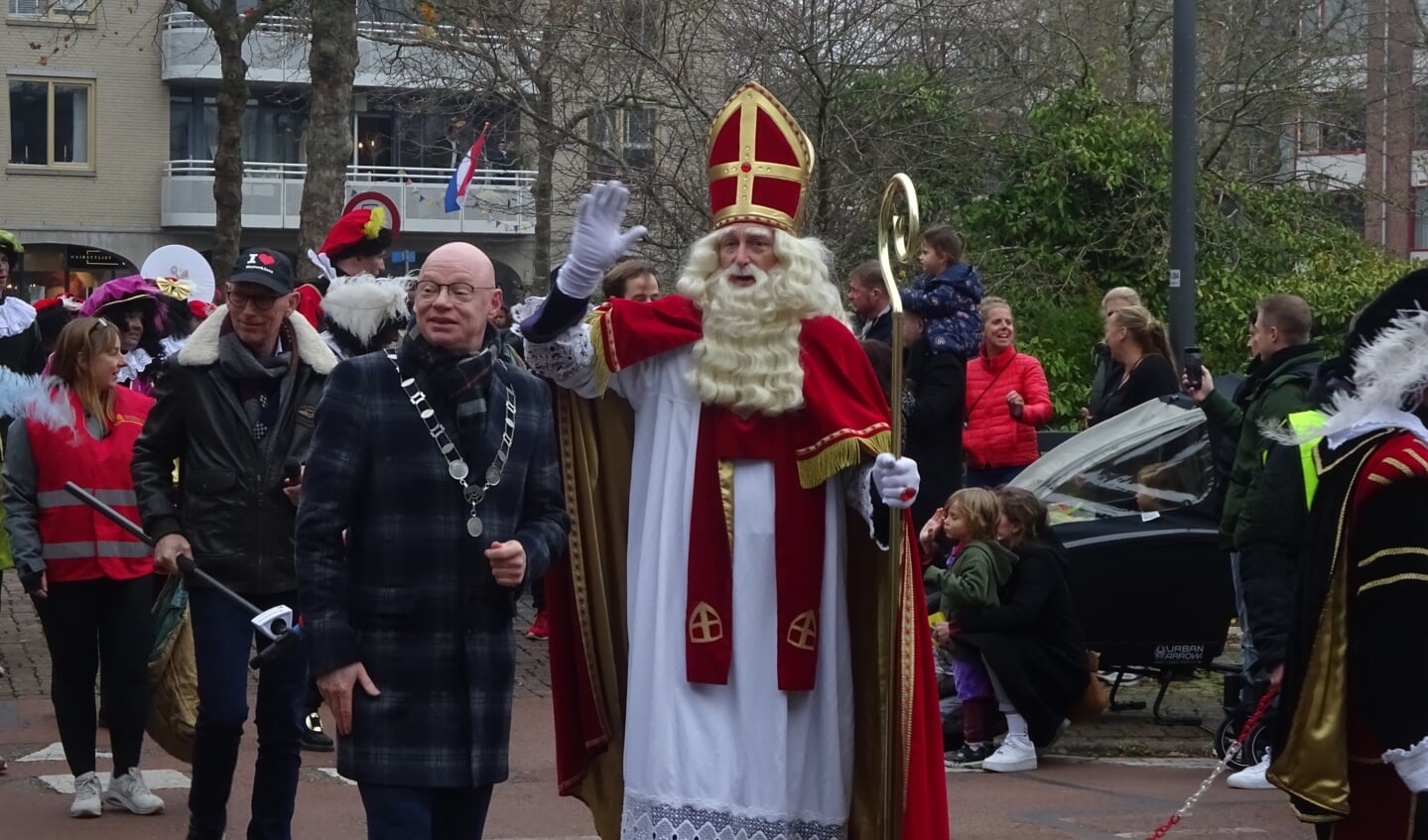 Sinterklaas wordt vergezeld door burgemeester Isabella