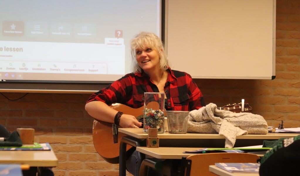 Ingrid Tjaden geeft muziekles op De Griftschool.