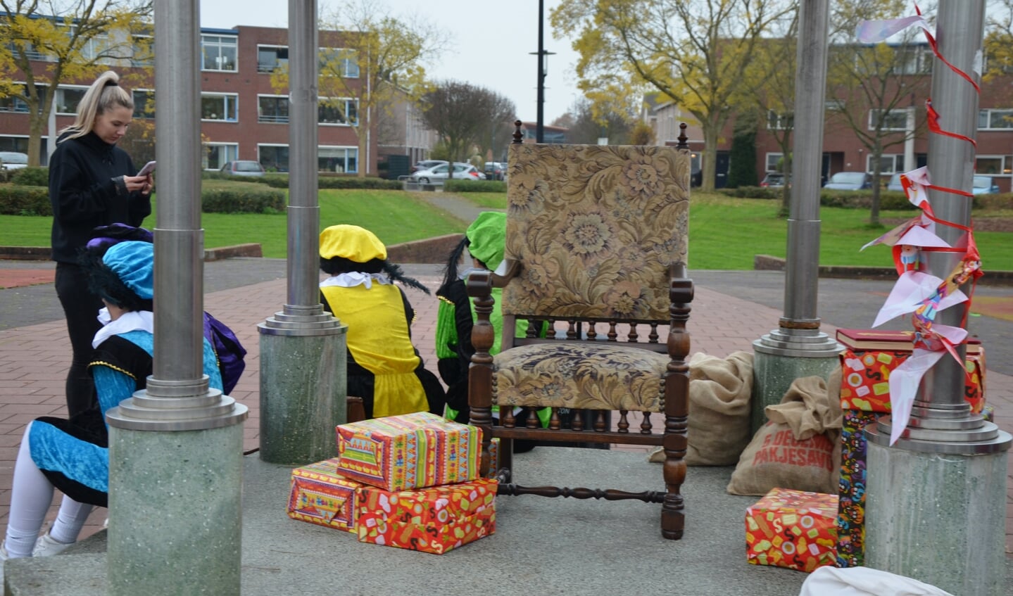 De pakjes liggen al klaar bij de stoel van Sinterklaas