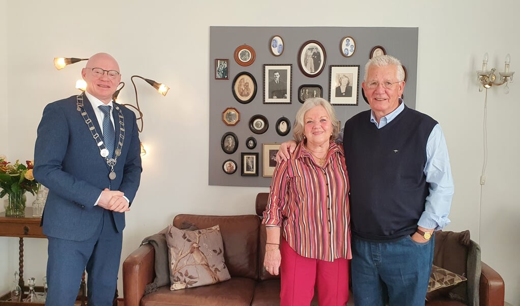 Echtpaar de Ruiter - Sulzie vereerd met een bezoek van burgemeester Isabella