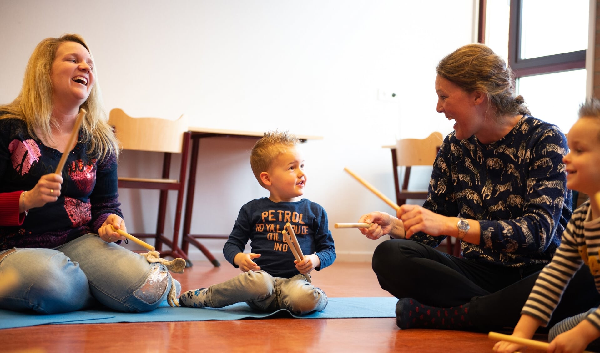 Bij Muziek op Schoot maken kinderen van 0 tot 4 jaar samen met hun (groot)ouders muziekplezier.