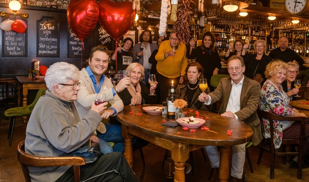 In aanwezigheid van ouderen, horeca, vrijwilligers en ambassadeurs Koos Janssen en Henk Dissel vond bij de Jonckheer de aftrap plaats.