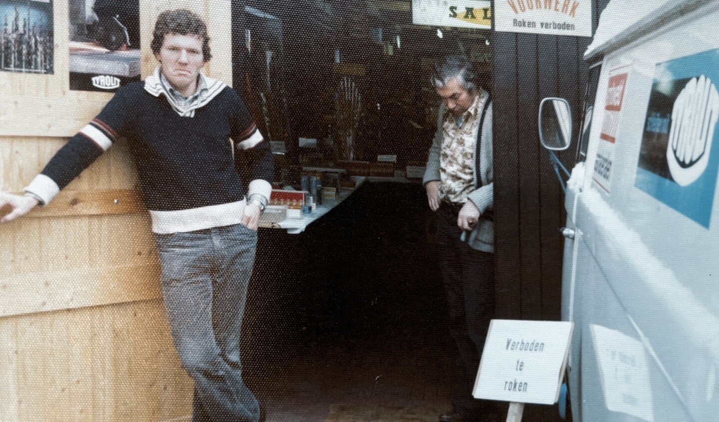 Jaren zeventig: met vader Ab voor de garage aan de Bosstraat, waar het allemaal begon in 1968.