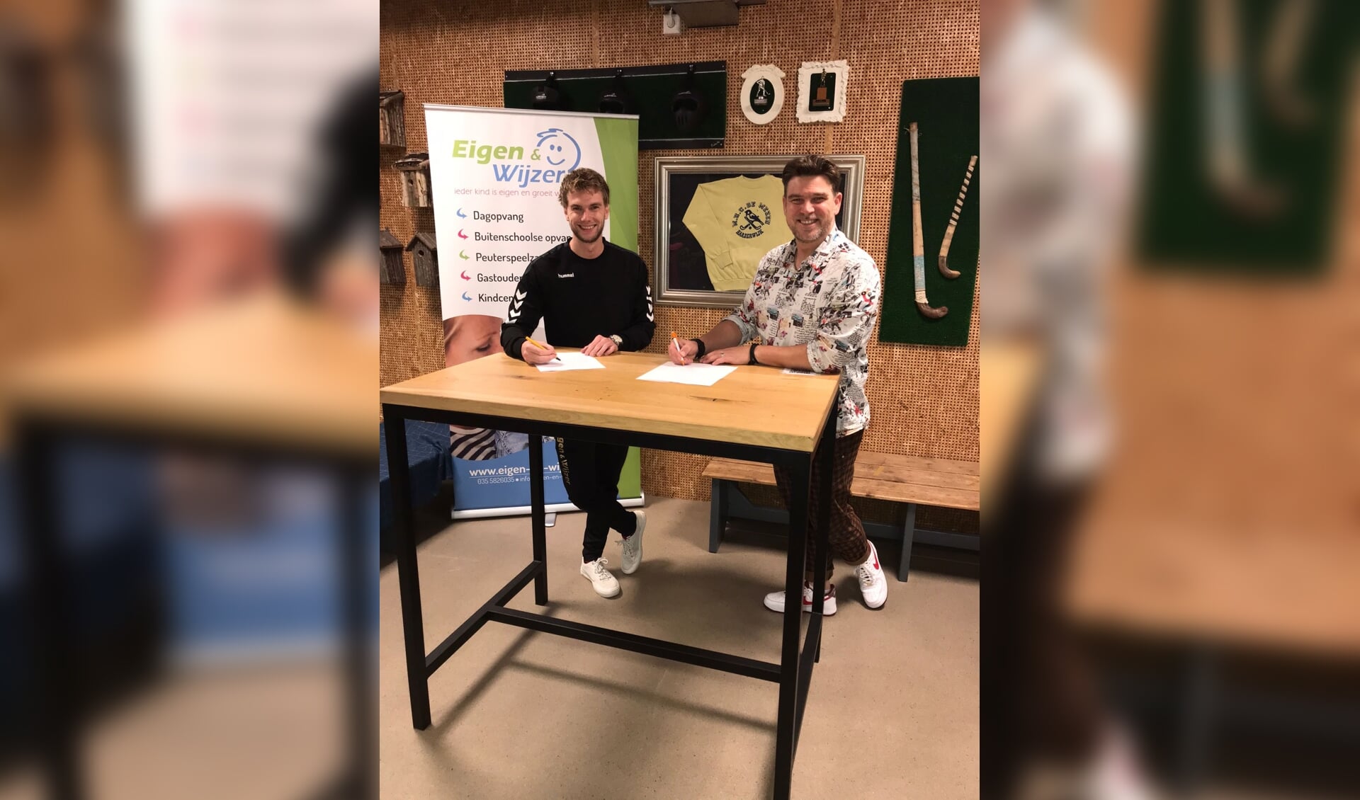 Eigen&Wijzer BSO Sport & Fun en MHC De Mezen ondertekenen het contract waarmee de sport BSO wordt uitgebreid met een extra groep
