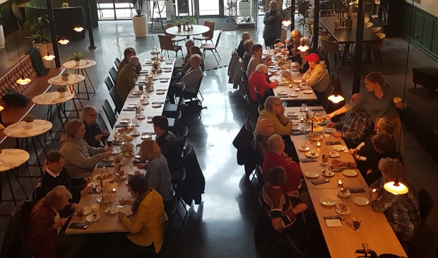 Bezoekers Inloophuis genieten van High Tea