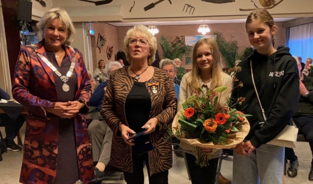 <p>Burgemeester Tanja Haseloop – Amsing en Christien van ’t Ende – van Tiel (2de van l.).</p>