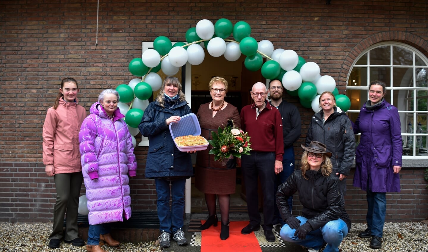 In de deuropening jubilaris Elly Heideman die werd gehuldigd door het bestuur van De Springbokken die vijftig jaar bestaat.