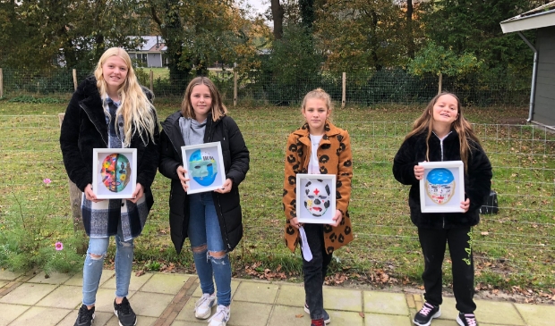 <p>Kayla, Esmee, Mandy en Zoë gaven hun maskers aan de ouderen.</p>