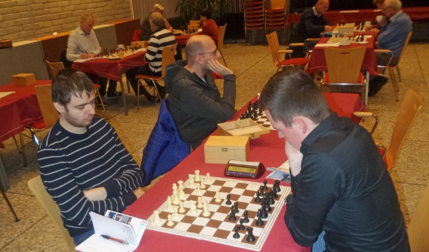 Het topduel tussen Dominic van Dijk en Tim Evendijk (rechts).