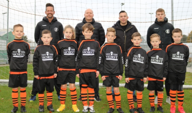 Spelers en sponsors JO8-2