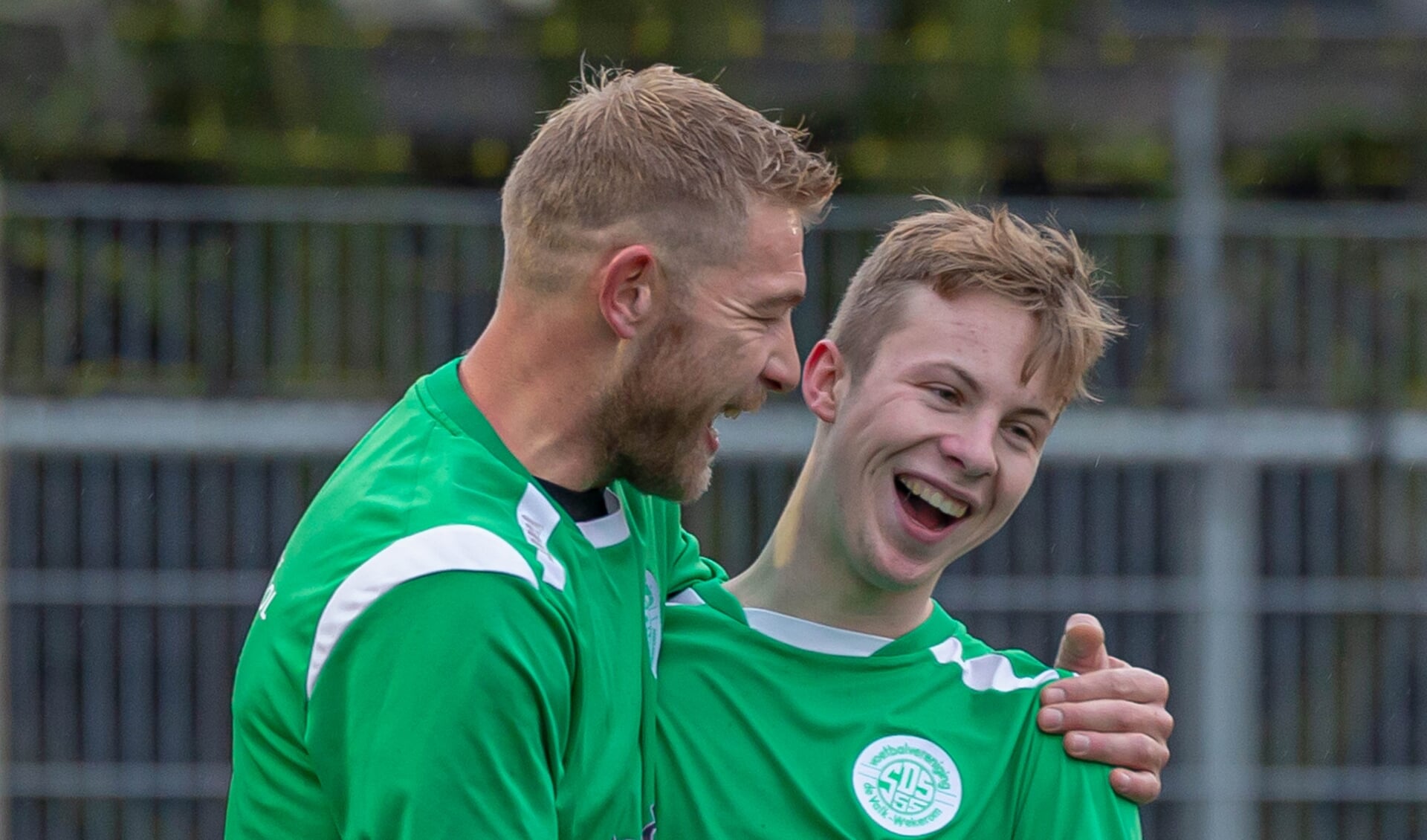 Lennart Ploeg (links) werd een gevaarlijke aanvaller als linksback. 