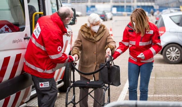 <p>Romanschrijfster en columniste Heleen van Royen zet zich in als vrijwilliger bij de inzet begeleid vervoer richting de vaccinatiestraat in Utrecht. </p>