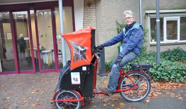 Frank van Waert van Riksja De Bilt komt terug van een tochtje met bewoners van het Leendert Meeshuis.