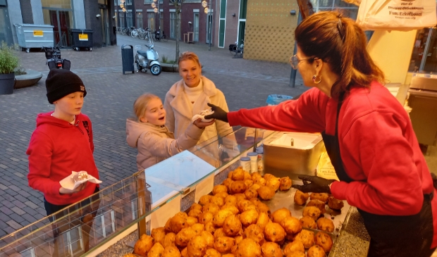 <p>Klanten krijgen een heerlijke oliebol van Claudia. Warm en zo uit de pan.</p>