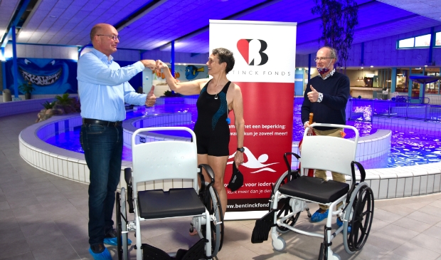 Eric Borgts overhandigt de nieuwe rolstoelen aan Marieke Wiegmans