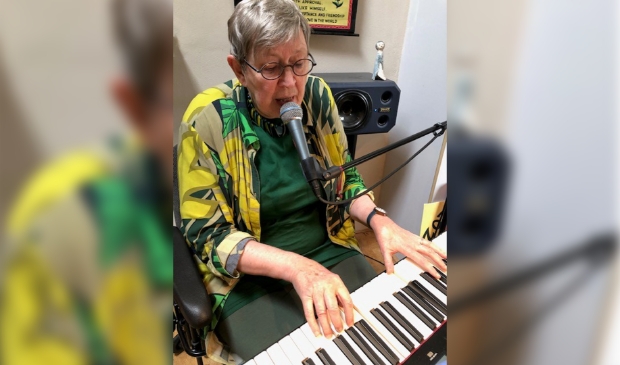 Tony speelt piano