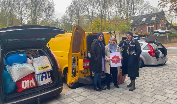 vlnr: vrijwilligers Ihsan, Fadma en Samia
