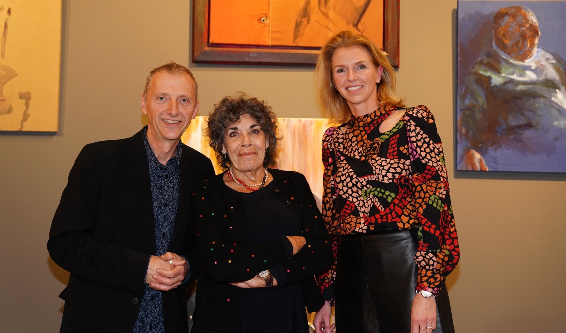 Kunstenaar Sam Drukker, Hanneke Groenteman en directeur Museum JAN, Marieke Uildriks.