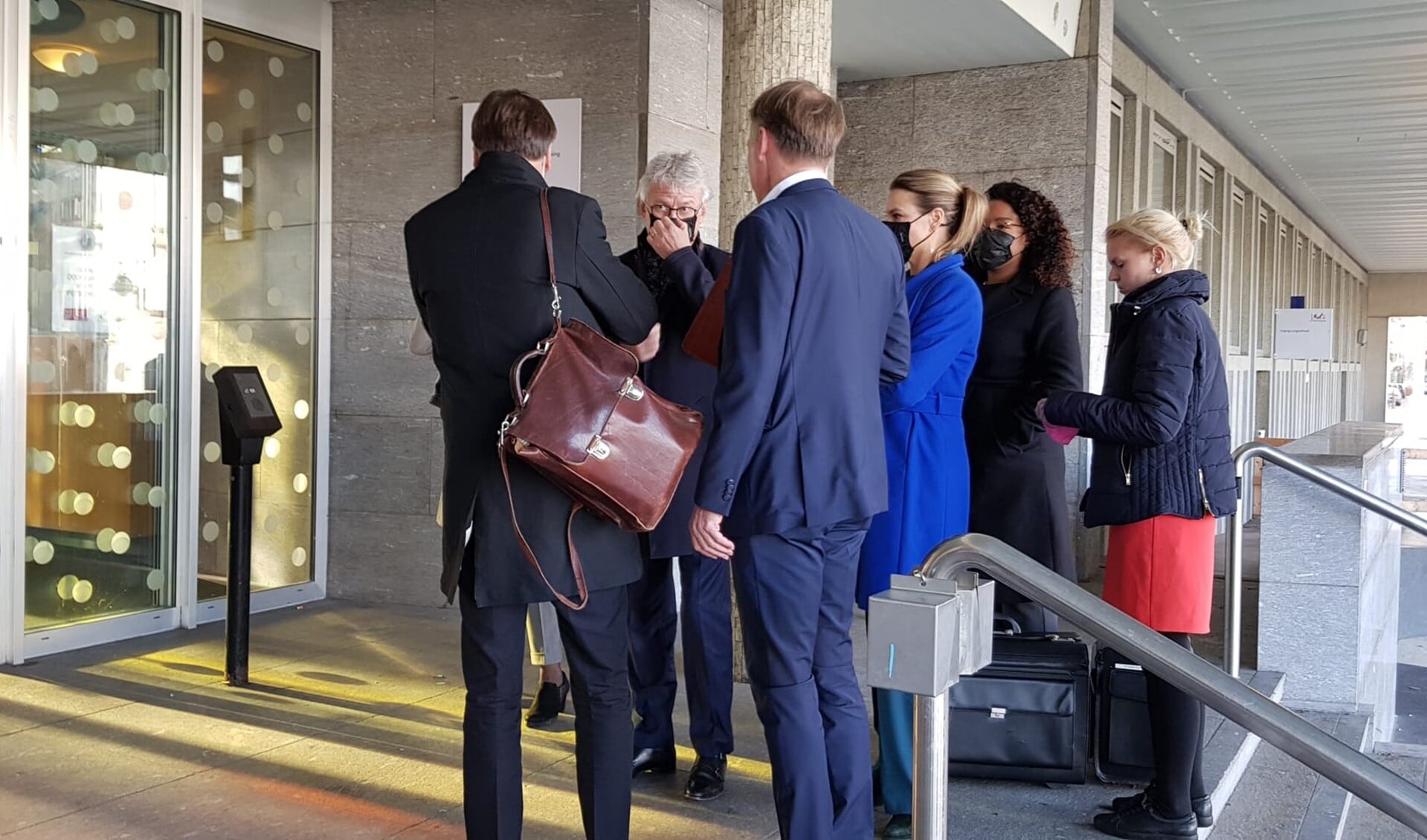 Commissaris Berends (midden) arriveert bij de rechtbank. Oud-waarnemer Klein was afwezig: hij heeft corona.