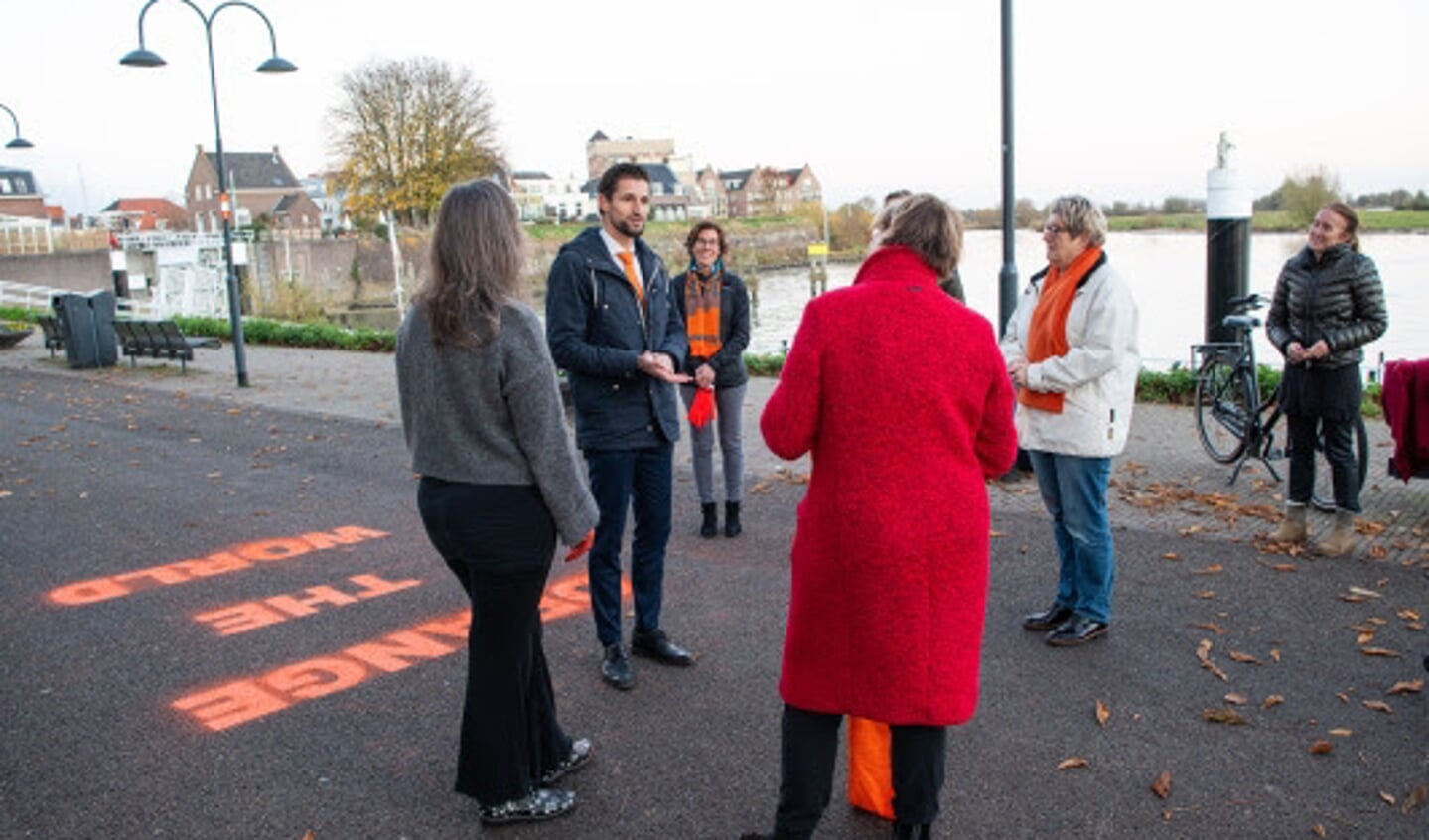 Wethouder Kraaijeveld te midden van vertegenwoordigers van Soroptimistclub Merwekring en gemeente Gorinchem