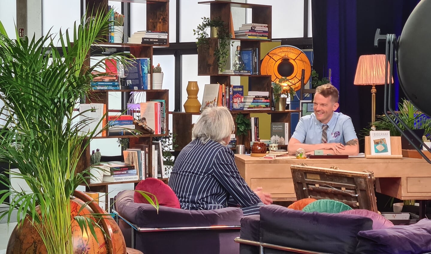 De primeur van De Biograaf op de Antwerpse boekenbeurs voor de VRT-camera’s.
