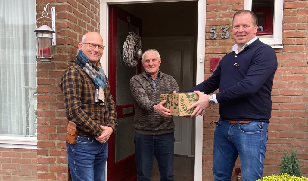 Route-uitzetter Herman Velthuizen van de Avondvierdaagse Scherpenzeel kreeg het eerste kerstpakket waarmee sponsor Jumbo Scherpenzeel de 48 vrijwillige medewerkers in het zonnetje zet.