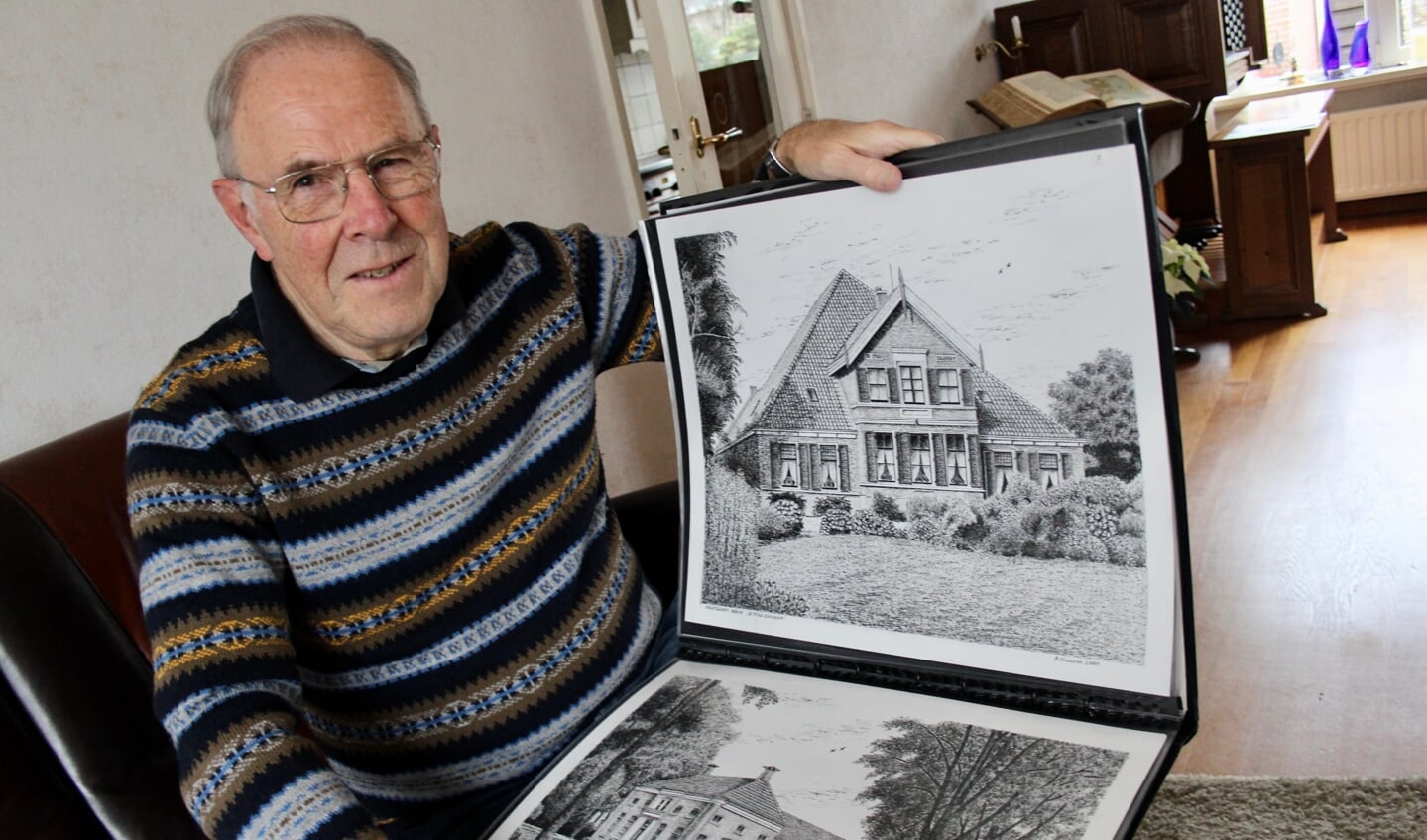 Barend Klaassen showt de tekening van de Hoofddorpse boerderij ‘De Stad Zaandam’.