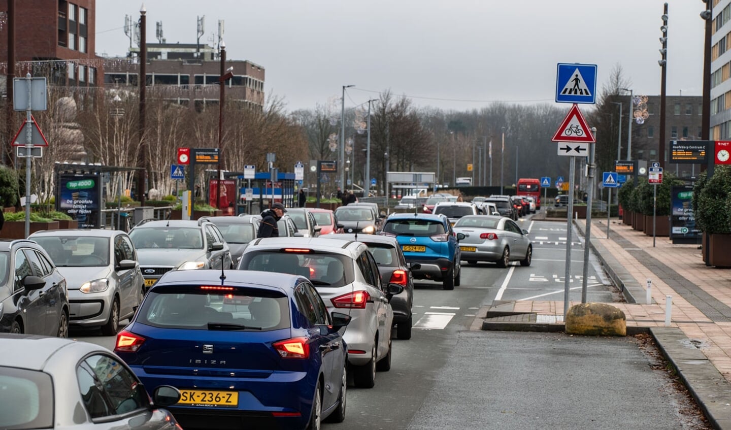 Auto's staan in de rij voor de parkeergarage in het centrum van Hoofddorp.