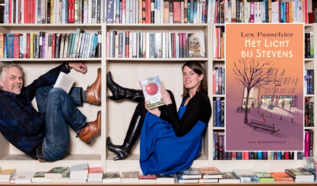 <p>Erik van Itterzon en Lisa Snijders, eigenaars van Stevens, hebben een bijzonder plekje uitgezocht om het boek te lezen. </p>