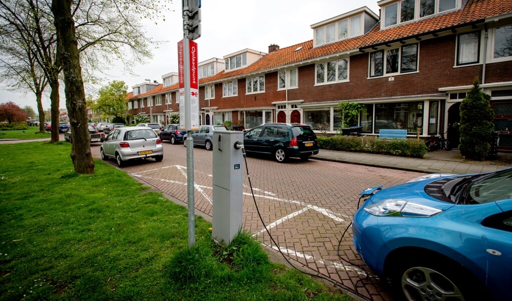 Steeds meer Nederlanders stappen over op elektrisch rijden.