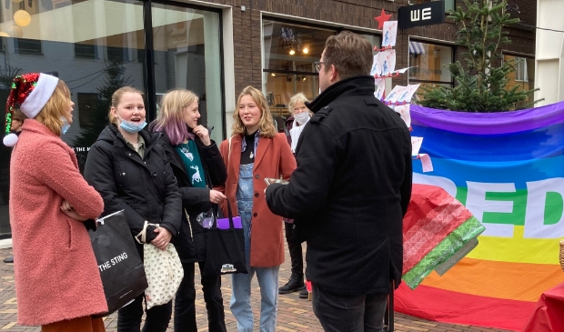 Jan Breur in gesprek met voorbijgangers