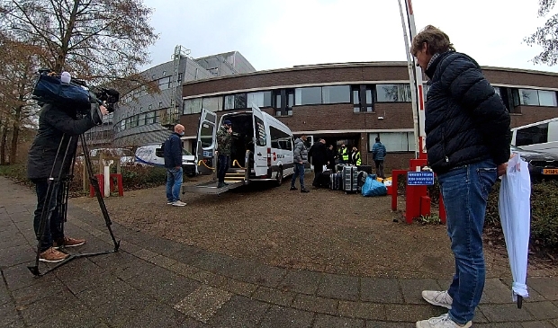 Aankomst bij belastingkantoor van vluchtelingen.