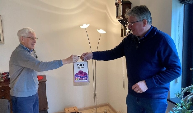 <p>De heer Van Alfen deelde zijn visie op het groen. Als bedankje ontving hij een bloembollenpakket uit handen van wethouder Rensen</p>