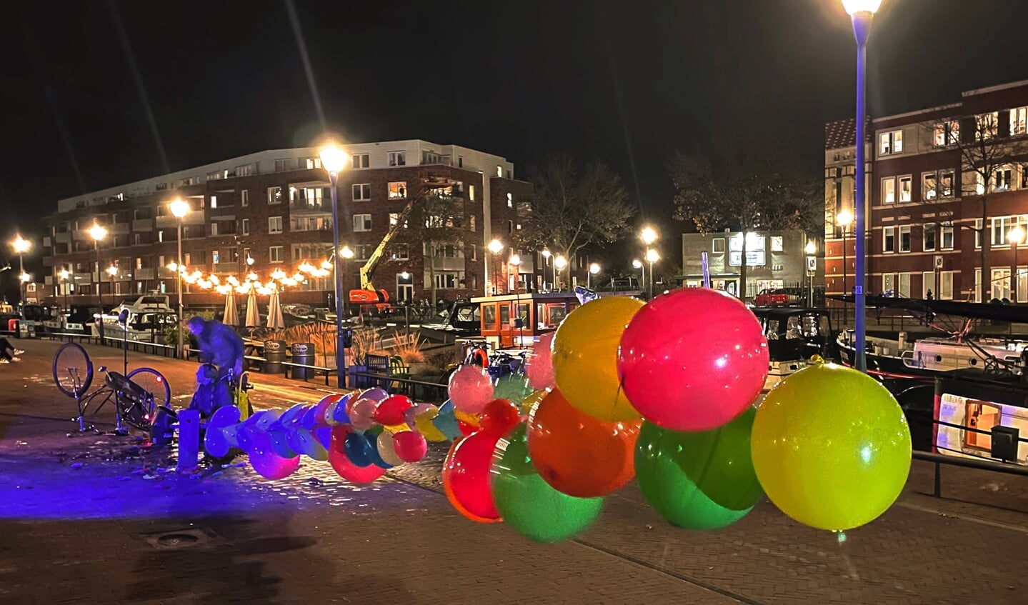 Van biologisch afbreekbare ballonnen worden nu duizendklappers gemaakt. 