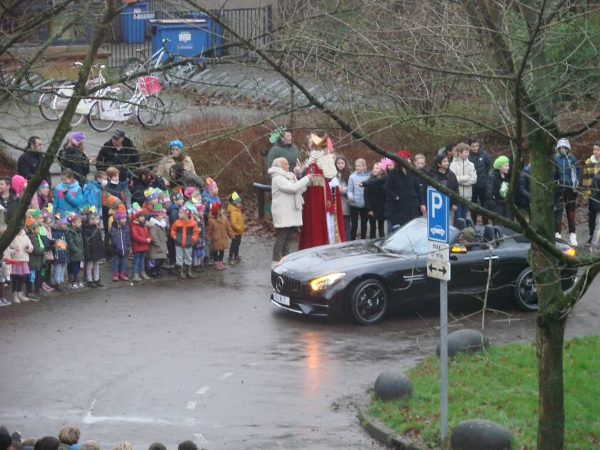 Sinterklaas verwelkomt bij de lagere school in Pax