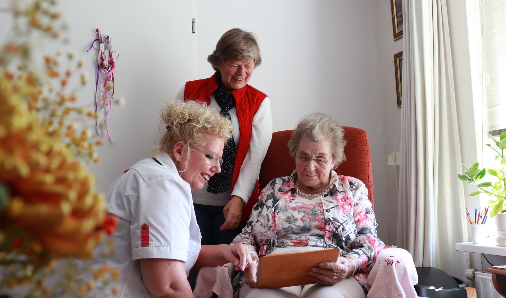 Diane Jennings heeft de tijd voor haar cliënte en de mantelzorger.