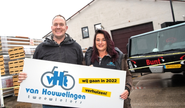 <p>Fabian van Aalsburg en Mar van Eck, bij de bouwwerkzaamheden voor hun nieuwe pand </p>
