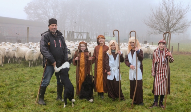 De (kinder)schaapsherders met de Edese Schaapskudde en Herder Aart van den Brandhof