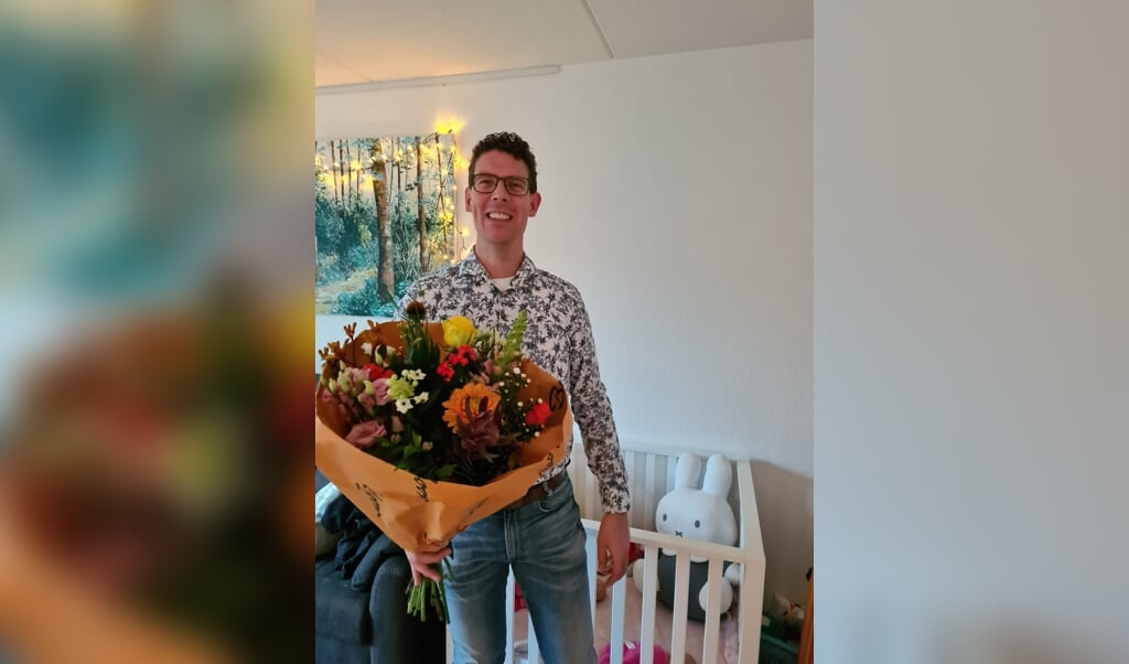 Maarten ontvangt bos bloemen uit handen van voorzitter Herbert van Petersen