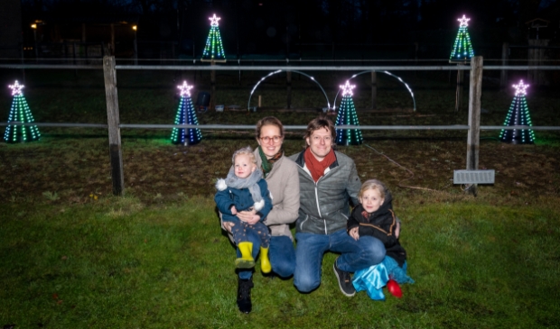 <p>Jeroen Meester met zijn vrouw Hanne en kinderen Lola en Tibor bij de kerstshow.</p>