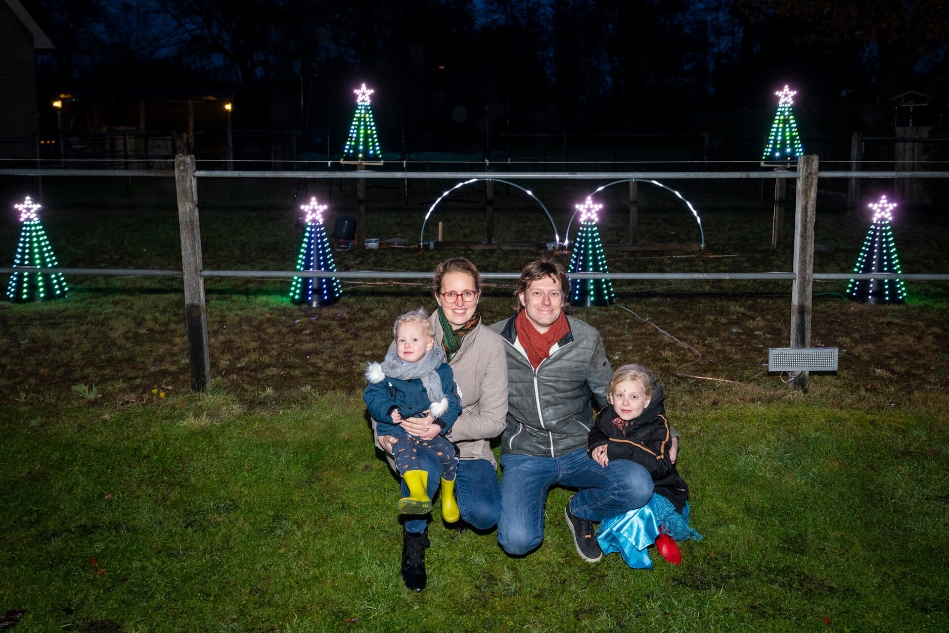 Jeroen Meester met zijn vrouw Hanne en kinderen Lola en Tibor bij de kerstshow.