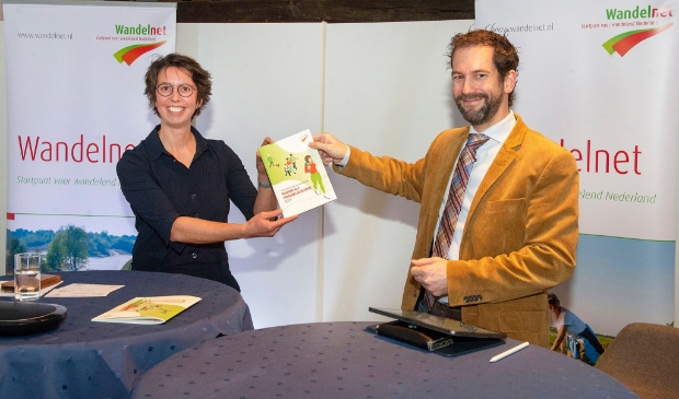 Directeur Wandelnet Ankie van Dijk en gedeputeerde Arne Schaddelee van de provincie Utrecht tijdens de overhandiging in de Observant donderdag.