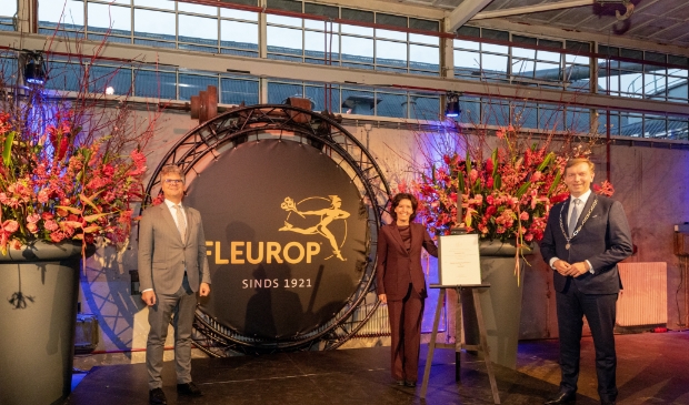 <p>Van links naar rechts; Hans Oosters (Commissaris van de Koning), Anita de Hart (Algemeen Directeur Fleurop) en burgemeester Gert-Jan Kats.</p>