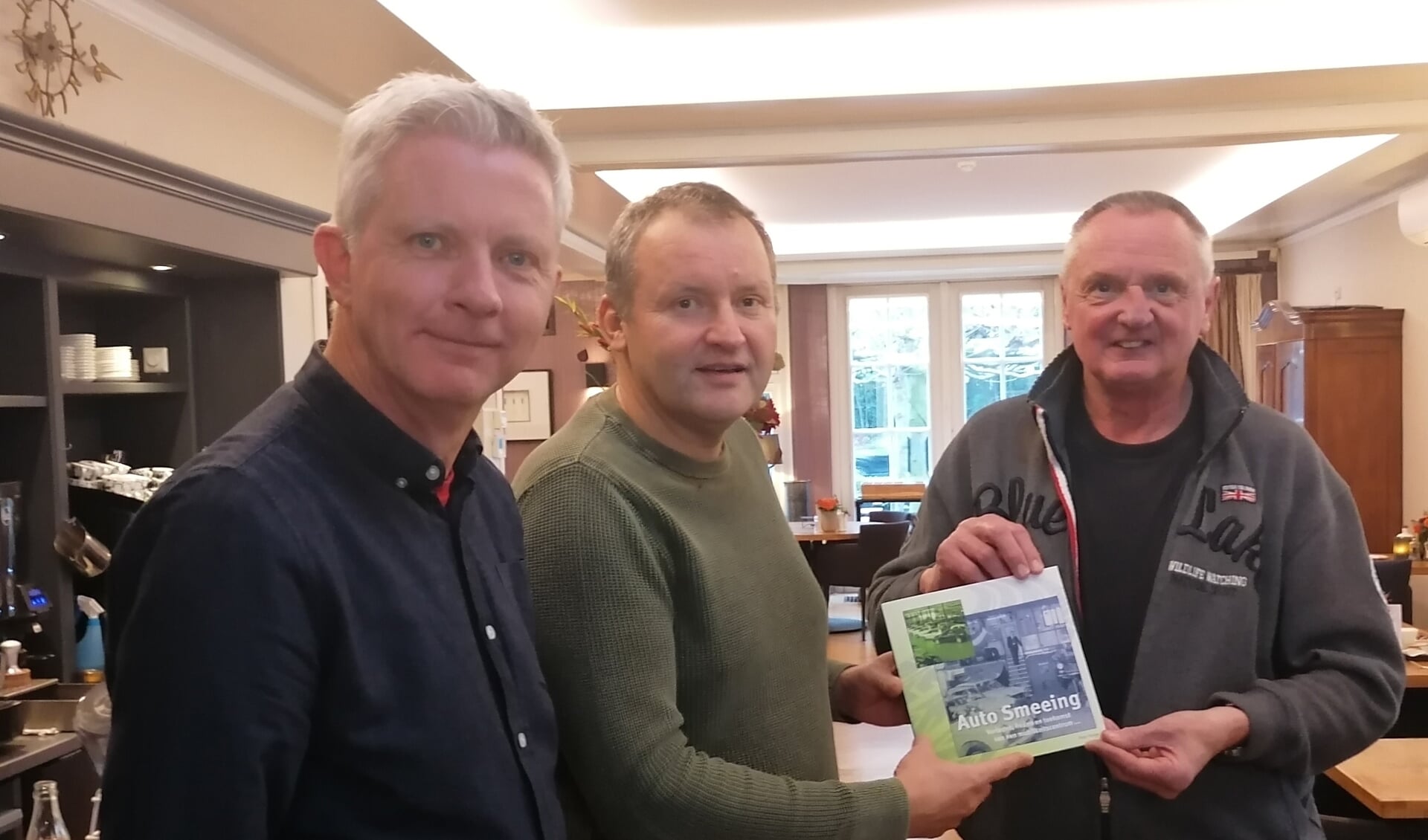 Vanaf links: Peter Beijer, Robert Smeeing en Paul van den Deijssel bij de lancering over het boek over Auto Smeeing